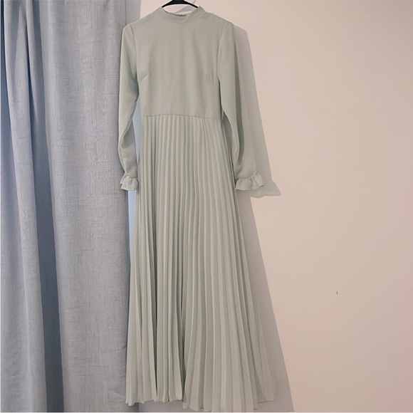 ASOS Dresses & Skirts - ASOS Designs Women's Maxi Pleated Sage Green Long Sleeve Dress Size 4